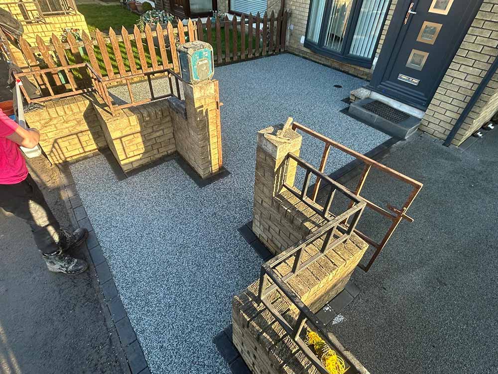 A completed resin bound front garden / garden path / driveway project in Edinburgh
