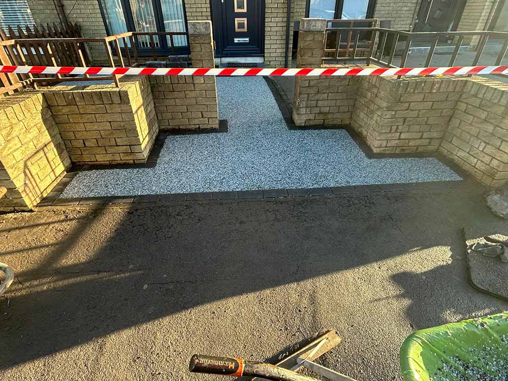 A completed resin bound front garden / garden path / driveway project in Edinburgh