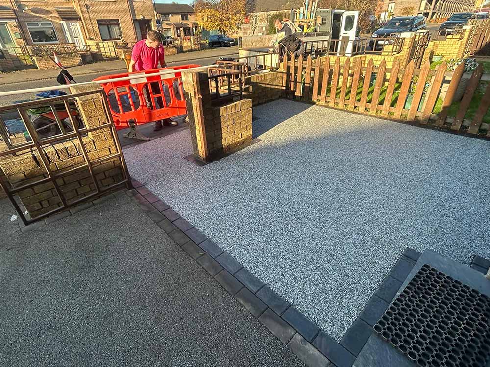 A completed resin bound front garden / garden path / driveway project in Edinburgh